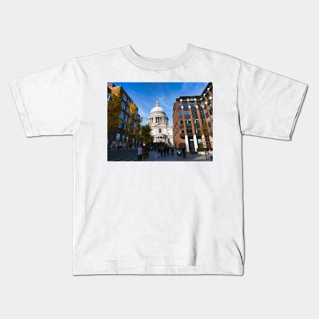 St Pauls Cathedral London and people Kids T-Shirt by fantastic-designs